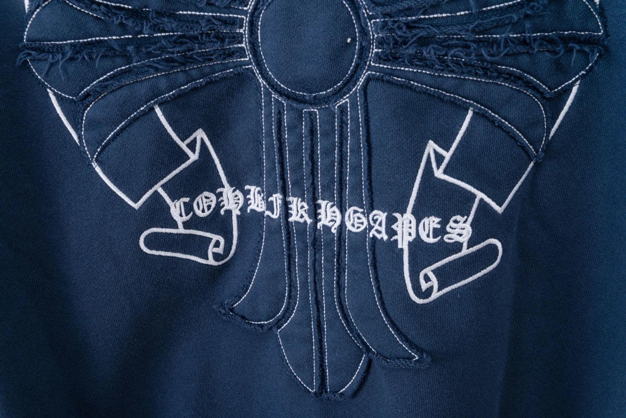 P320 𝗖𝗵𝗿𝗼𝗺𝗲 𝗛𝗲𝗮𝗿𝘁𝘀/Cro Heart 2025 Cross Patch Embroidery Summer New Original Single Counter American Acid Washed Distressed Laser Burnt Patch Embroidery Couple Casual Hooded Sweatshirt Customized fabric 440g tripe terry fabric! American acid-washed and distressed original fabric laser burnt ✟appliqué embroidery and exquisite embroidery of letters! The best-selling model at the counter. It is very comfortable to wear. It is low-key yet luxurious. It is very classy when worn. The large size and tailoring are needless to say. The upper body is exquisite and vivid. 👍High-end first-class materials. A truly palace-level product. The cotton from Turkey is of outstanding quality. After heavy washing, the clothes are very soft! Not picky, the upper body is absolutely stylish and extremely luxurious. Auxiliary materials: The original model has been authenticated and labeled ➕100% silk washed with water label. Genuine purchase-grade original hangtag➕matching hanging rope➕3D hanging beads➕original packaging bag. Craftsmanship: The original version has consistent wiring! The highest version of the armhole matching technique! Countless times of pattern making to 100% restore the original appearance! The correct version is the same for men and women, super eye-catching, super good-looking, and super atmospheric! Color: white, washed black, washed blue Size: XS-L